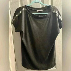Retrology Women’s too in black with silver buttons on shoulders EUC size small